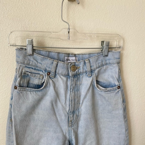 Zara Women’s Wide Leg Light Wash High Rise Denim Size US 4 Raw Hem Relaxed Fit - Picture 2 of 8